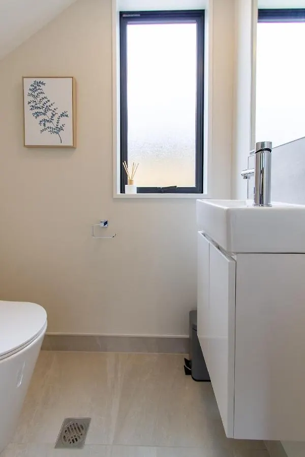 3 Bed 2.5 Bath Riccarton W/Games Room Christchurch 0*,