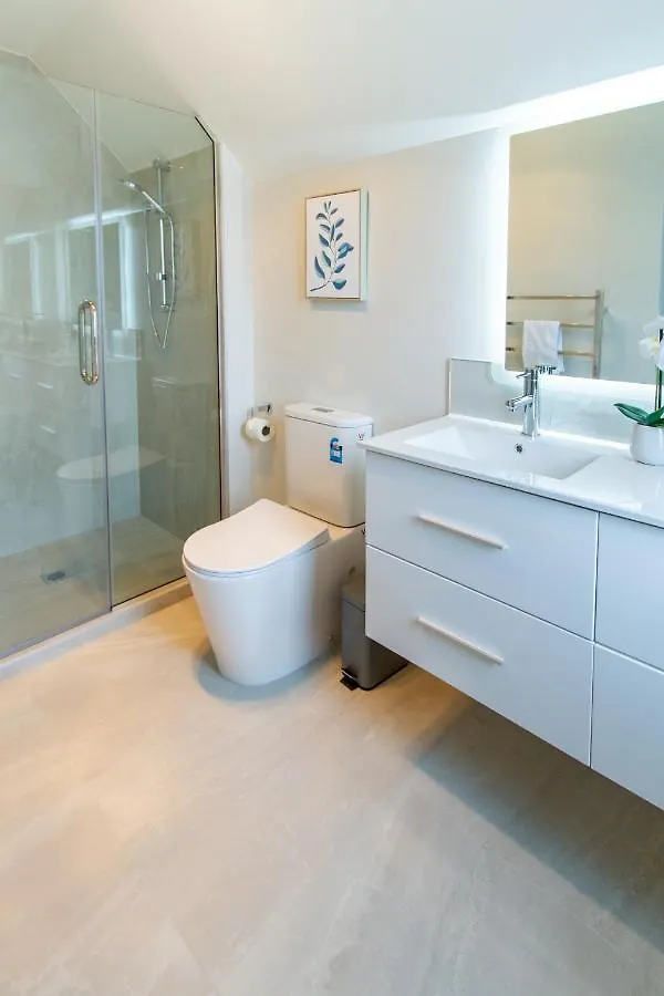 3 Bed 2.5 Bath Riccarton W/Games Room Christchurch 0*,  Nova Zelândia